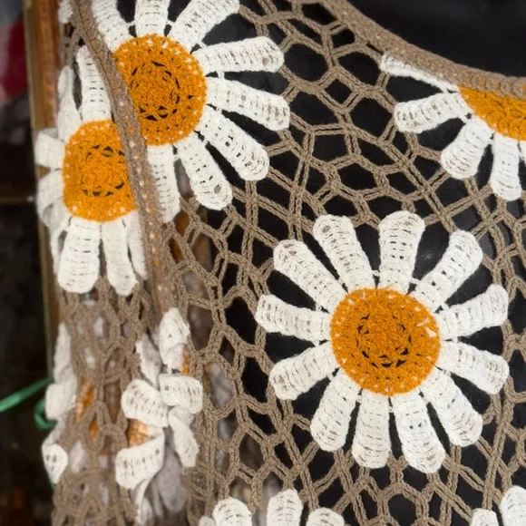 a Rebellion Jr Long Sleeve Daisy Crochet Top intricate floral pattern small - Picture 5 of 12